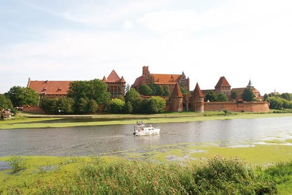 Vor der Marienburg: Die 220 Kilometer lange Tour um das Weichseldelta mit Danzig als Ausgangs- und Endpunkt erlebte Autor Schmidt-Walther auf einem Hausboot, der 2009 gebauten "Natalia".