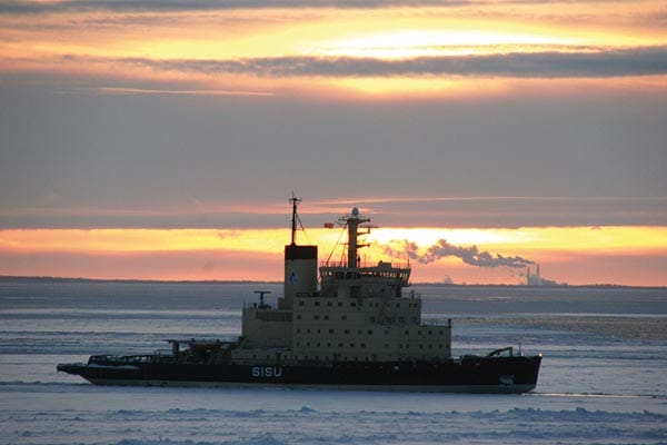 Ein besonders intensives Polarfeeling erlebte der Autor auf der "MS Transtimber". Nicht häufig ist der 190 Meter lange Frachter auf die Hilfe der Eisbrecher angewiesen, wenn er beispielsweise finnische Häfen anfährt. Hier im Bild: Der Eisbrecher "SISU".