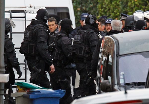 Am Donnerstag, nach mehr als 31 Stunden Belagerung, stürmt ein französisches Spezialeinsatzkommando das Haus, in dem sich der mutmaßlich Attentäter von Toulouse verschanzt hält.