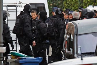 Am Donnerstag, nach mehr als 31 Stunden Belagerung, stürmt ein französisches Spezialeinsatzkommando das Haus, in dem sich der mutmaßlich Attentäter von Toulouse verschanzt hält.