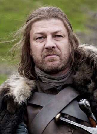 Eddard Stark (Sean Bean) ist der Lord von Winterfell, dem nördlichsten der sieben "Sieben Königslande" von Westeros. Er ist der beste Freund von König Robert Baratheon, dem er vor 17 Jahren entscheidend half, den damaligen König Aerys Targaryen zu stürzen.