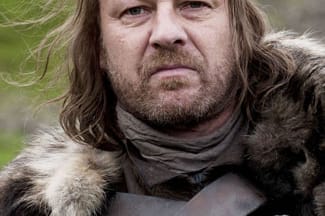 Eddard Stark (Sean Bean) ist der Lord von Winterfell, dem nördlichsten der sieben "Sieben Königslande" von Westeros. Er ist der beste Freund von König Robert Baratheon, dem er vor 17 Jahren entscheidend half, den damaligen König Aerys Targaryen zu stürzen.