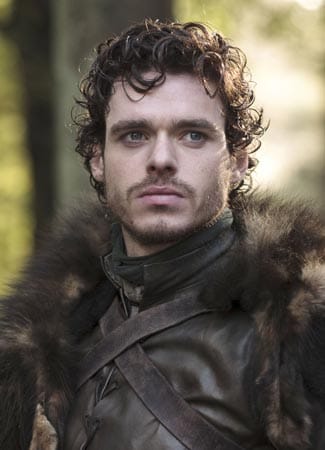 Der älteste Sohn der Starks ist Robb (Richard Madden). Robb ist ein ernster junger Mann, der schon frühzeitig dazu erzogen wurde, in späteren Jahren das Erbe seines Vaters als Lord von Winterfell anzutreten.