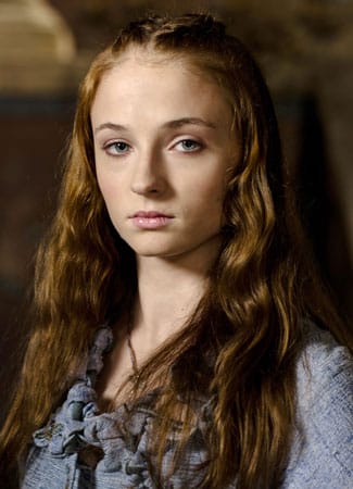 Robb hat zwei Schwestern, die ältere ist Sansa (Sophie Turner). Sansa liebt die höfischen Bräuche, gibt sich gerne als echte Lady und freut sich auf eine Zukunft als Gemahlin eines einflussreichen (und selbstverständlich gutaussehenden) Lords.