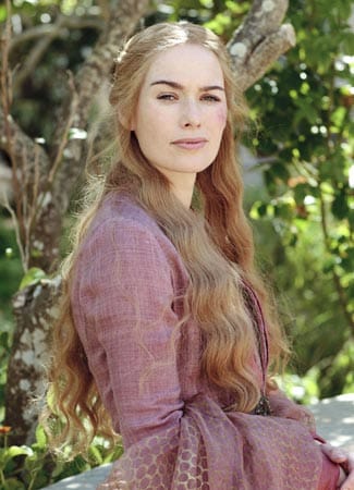 Cersai (Lena Headey) ist Roberts Frau. Sie stammt aus dem einflussreichen Haus Lannister, den "Wächtern des Westens". Ihre Heirat mit Robert geschah aus taktischen Gründen und nicht aus Liebe.