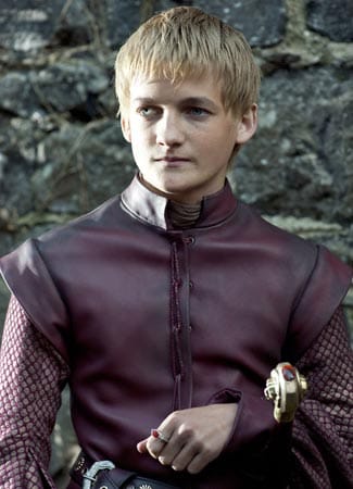Joffrey (Jack Gleeson) ist der älteste Sohn von Cersai und Robert. Als zukünftiger König weiß er zwar, sich in der Öffentlichkeit angemessen zu benehmen. Er ist darüber hinaus jedoch sehr von sich eingenommen und reagiert häufig ungehalten und emotional.