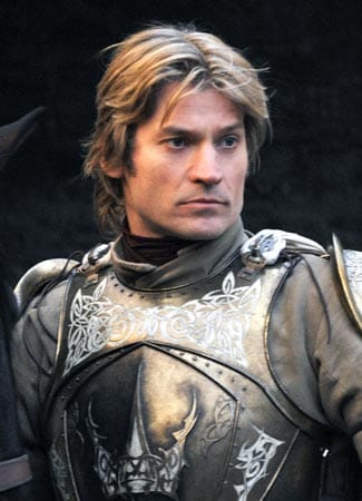Jaime Lannister (Nikolaj Coster-Waldau) ist Cersais Zwillingsbruder. In den "Sieben Königslanden" ist er auch als der "Königsmörder" bekannt. Denn es war Jaime, der König Aerys am Ende des Bürgerkriegs tötete. Eine zweischneidige Angelegenheit, da er als Mitglied von Aerys Königsgarde seinem Herrscher Treue geschworen und dessen uneingeschränktes Vertrauen genossen hatte.