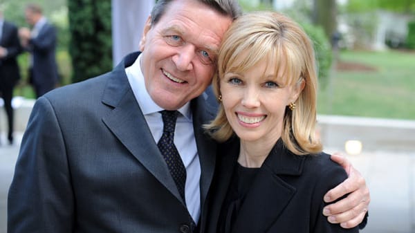 Eine starke Frau braucht einen starken Mann an ihrer Seite: Doris Schröder-Köpf und Gerhard Schröder Eine starke Frau braucht einen starken Mann an ihrer Seite: Doris Schröder-Köpf und Gerhard Schröder