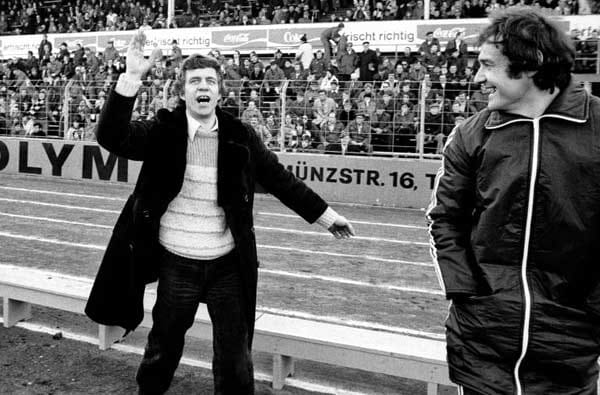 1978: Meister Gladbach und Pokalsieger 1. FC Köln gehen punktgleich ins Saison-Finale. Die Kölner - betreut vom Ex-Gladbacher Hennes Weisweiler - reisen mit zehn Toren Vorsprung zum FC St. Pauli. Der Aufsteiger steht als Absteiger bereits fest. Gladbach empfängt in Düsseldorf Dortmund. Sie fertigen Schwarz-Gelb vor 38.000 Zuschauern mit dem Rekordergebnis von 12:0 ab. Otto Rehhagel wird zu Otto "Torhagel" und beim BVB entlassen. Köln rettet sich mit einem 5:0 in Hamburg mit drei Toren Vorsprung ins Ziel.