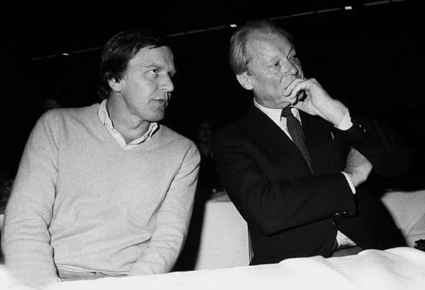 Schon zwei Jahre später ergattert Schröder als 36-Jähriger einen Sitz im Bundestag. Er spielt im Konzert der ganz Großen mit, im Bild mit Altkanzler Willy Brandt (1980).