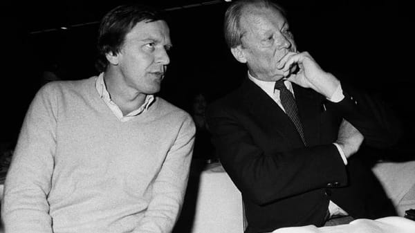 Schon zwei Jahre später ergattert Schröder als 36-Jähriger einen Sitz im Bundestag. Er spielt im Konzert der ganz Großen mit, im Bild mit Altkanzler Willy Brandt (1980).
