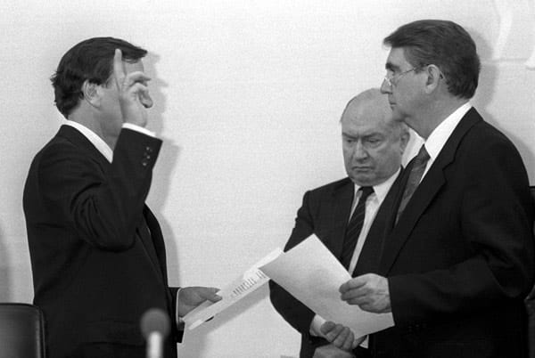 Doch erst im zweiten Anlauf gewinnt er die Wahl. Gerhard Schröder bei der Vereidigung zum Ministerpräsidenten Niedersachsens 1990.
