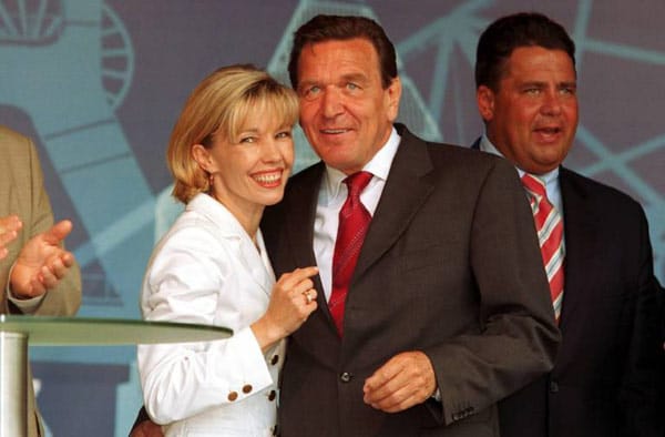 Seine vierte und derzeitige Frau, Doris Schröder-Köpf, ist Journalistin, will für die SPD in den Landtag Niedersachsens (Foto von 2002).