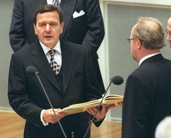 1998 gewinnt Schröder mit der SPD die Bundestagswahl und wird Kanzler. 2005 unterliegt er bei in einer Vertrauensabstimmung und verliert nach den Neuwahlen den Kanzlerposten an Angela Merkel.