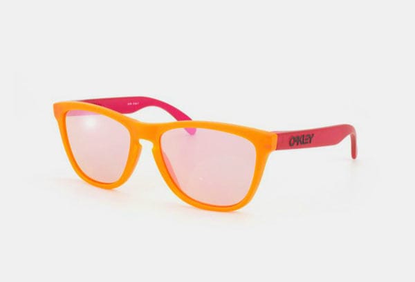 Lieber in Orange, Pink oder Mintgrün? Farbige Fassungen und Gläser wie hier von Oakley sind diese Saison der Renner – und passen vor allem zu jungen Frauen und flippig Gekleideten.