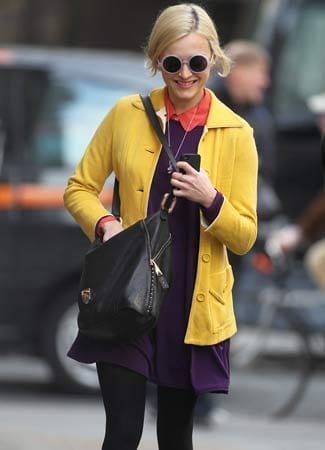 Farben-Power und freie Liebe? Die britische Moderatorin Fearne Cotton beweist Modemut – und trägt ein auffälliges Modell mit runden Mini-Gläsern.