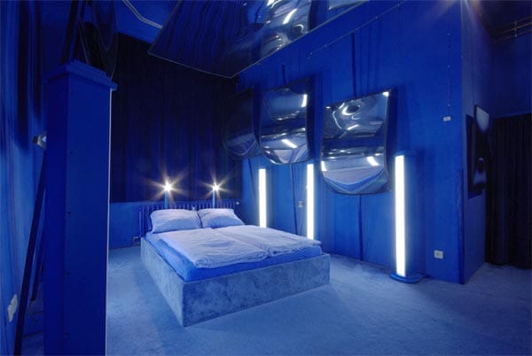 Im "Blue Room" des "Propeller Island" ist eine Farbe klar dominant, um das Bett sind spiegelnde Segel aufgebaut.