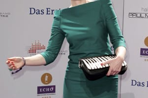 Moderatorin Enie van de Meiklokjes liebt es kitschig-verspielt: Sie erschien im moosgrünen Kleid mit Kirschen auf dem Kopf und Klaviertasche in der Hand.