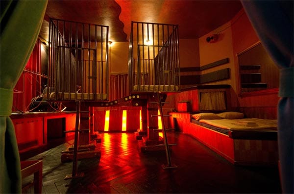 Im Zimmer "Two Lions" der "Propeller Island City Lodge" stehen zwei Löwen-Käfige auf anderthalb Meter hohen Stelzen.
