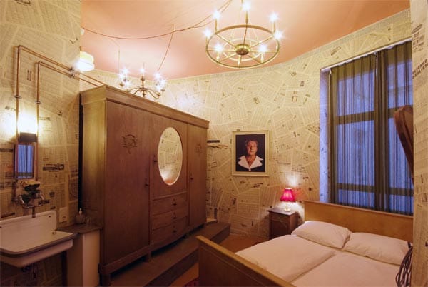 Zimmer "Bad im Schrank": Hinter den Türen von Omas Schank sind Dusche und Klo versteckt.