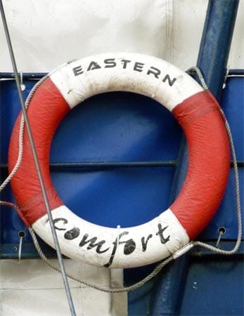 Schaukeln auf der Spree: Beim schwimmenden Hostel "Eastern Comfort" dürfen Nichtschwimmer, Haustiere und Kinder unter sechs Jahren aus Sicherheitsgründen nicht an Bord.