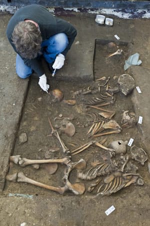 "Wir gehen von mindestens 75 Toten aus, welche eng beieinander liegend in mehreren Schichten bestattet wurden," sagt Archäologin Susanne Friedrich.