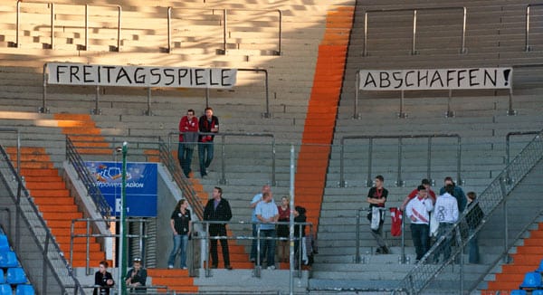 Handverlesene 16 Fans vom FC Ingolstadt haben die lange Weise nach Bochum auf sich genommen, um ihr Team zu unterstützen.