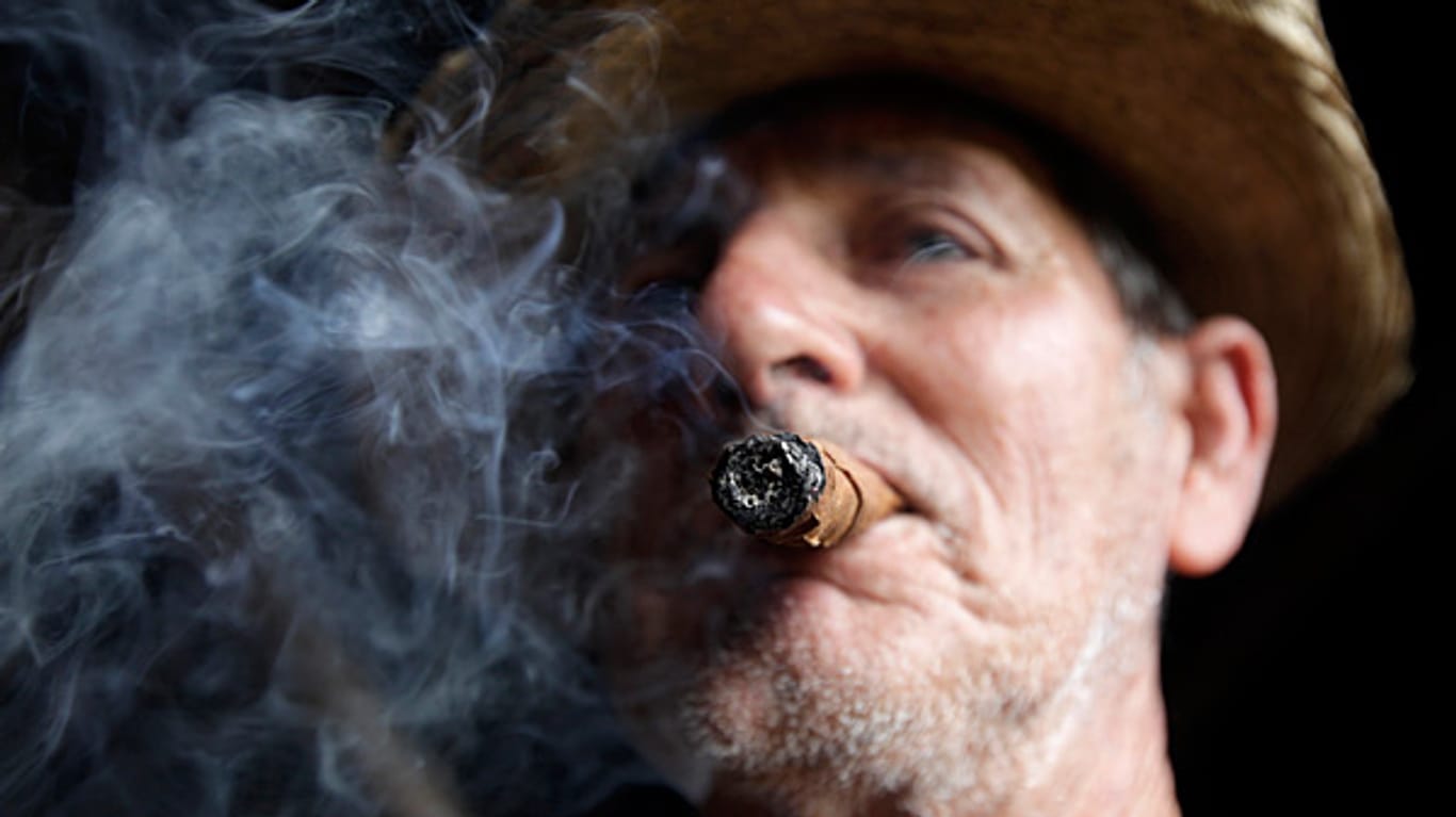 Die Zigarre nach dem Essen hat in Kuba Tradition. Doch wer dieser Lust weiter frönen will, muss vor die Türe gehen, denn in staatlichen Restaurant herrscht seit Anfang des Jahres in Kuba Rauchverbot
