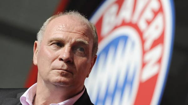Uli Hoeneß schießt sich allmählich auf Borussia Dortmund ein.