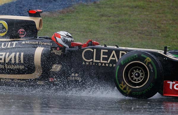 Das Wasser stand recht hoch auf der Strecke, wie man hier bei Kimi Räikkönen schön sehen kann.