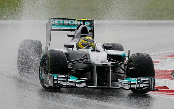 Nico Rosberg hat seine liebe Mühe, den Mercedes-Boliden auf der Strecke zu halten.
