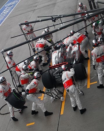 Boxenstopp bei McLaren-Mercedes: Jenson Button bekommt frische Reifen.