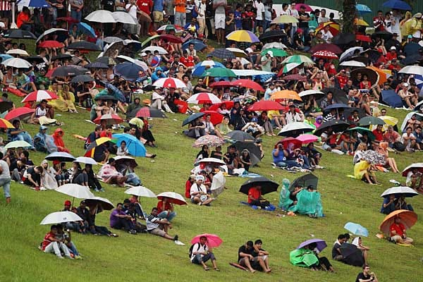 Trotz des Regens blieben die Fans an der Strecke.