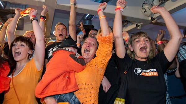 Großer Jubel: Die Piratenpartei schafft bei der Landtagswahl im Saarland auf Anhieb 7,4 Prozent Großer Jubel: Die Piratenpartei schafft bei der Landtagswahl im Saarland auf Anhieb 7,4 Prozent