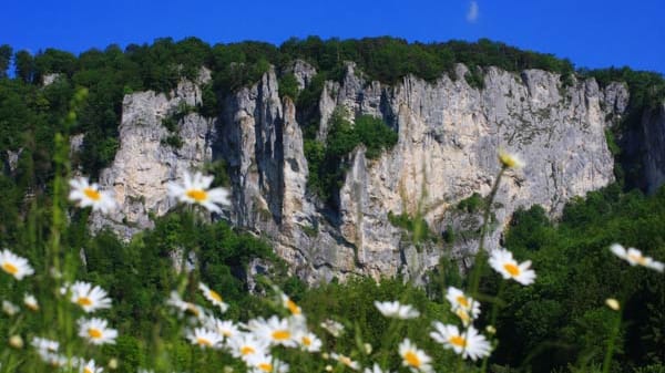 Wandern auf dem Donau-Zollernalb-Weg in der Schwäbischen Alb.