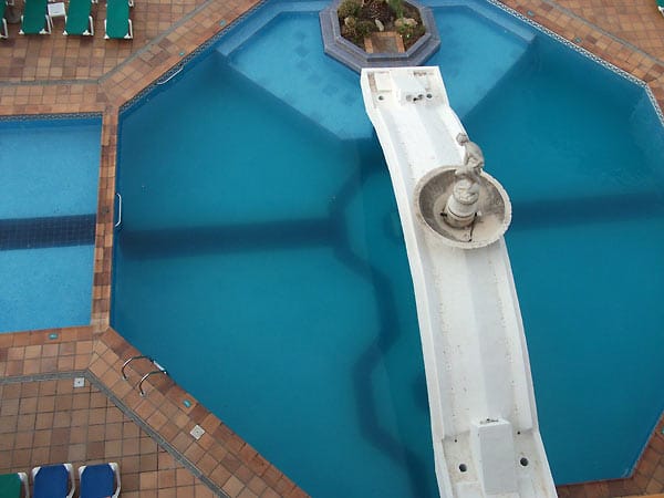 ...diesem Pool: : "Der Pool war schmutzig und wurde nur unzureichend sauber gemacht, es schwamm oben ein fettiger Film.“
