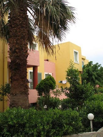 Umgeben von einer Grünanlage ist das "Hotel Minos Bay" auf Kreta.