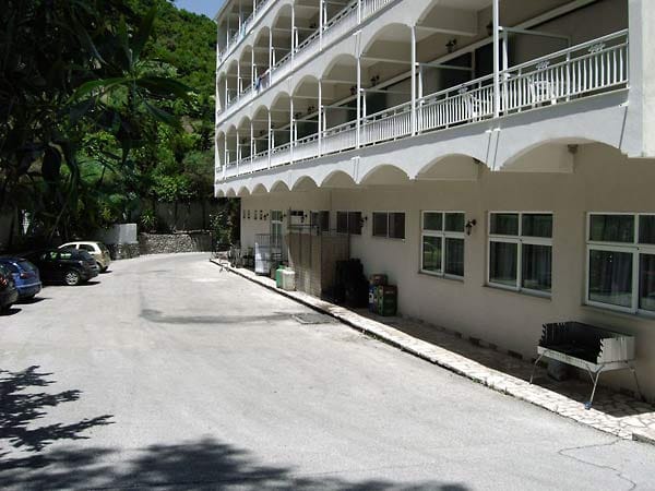 Wer im Hotel "Mare Monte Resort" auf Korfu eingecheckt hat, sollte sich lieber unter der Dusche erfrischen.
