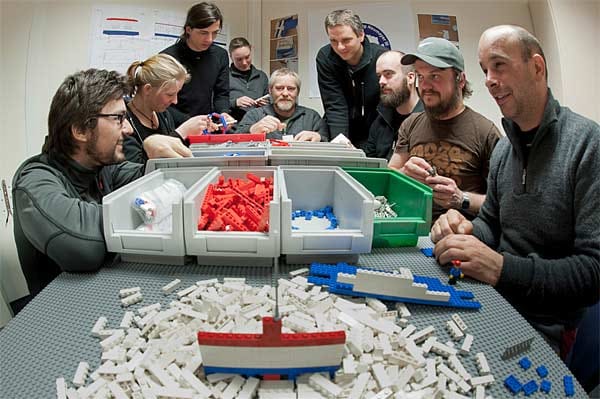 Die Crew hat sich für die nächsten Monate ein Bastelprojekt ausgedacht: Sie will die Forschungsstation aus Legosteinen nachbauen.