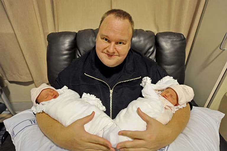 Megaupload-Gründer Kim Schmitz zeigt seine Zwillingsmädchen.