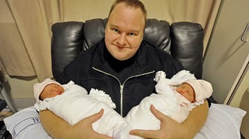 Megaupload-Gründer Kim Schmitz zeigt seine Zwillingsmädchen.