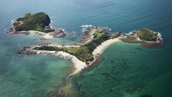 Eigentlich heißt die Insel "Pumpkin Island", liegt 13,4 Kilometer vor der Küste Australiens und gehört zum weltberühmten Great Barrier Reef. Insgesamt hat die Insel eine Größe von 60.700 Quadratmeter, worauf zahlreiche Vogel- und Tierarten leben. Für die kommenden Jahre heißt das Eiland allerdings "XXXX Island", der Name einer beliebten australischen Biermarke, die sich die Rechte gesichert hat.