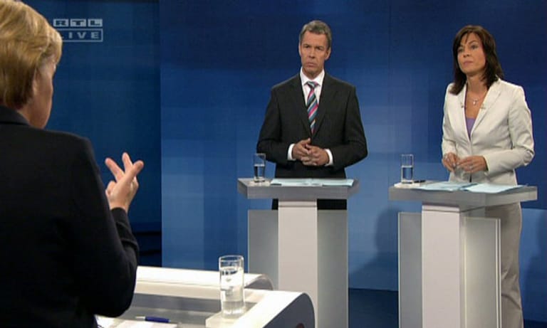 Nicht nur aus "RTL Aktuell" kennt man Kloeppel. Immer wieder hat er TV-Runden mit hochkarätigen Gästen moderiert. Dieses Bild zeigt ihn 2009 zusammen mit Maybrit Illner, als er beim Kanzler-Duell Angela Merkel und ihren Herausforderer Frank-Walter Steinmeier empfing.