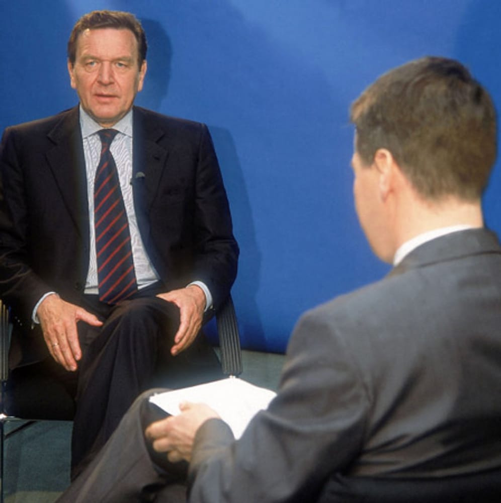In der RTL-Reihe "Kanzler, Krisen, Koalitionen" fühlte Kloeppel 2002 dem damaligen Bundeskanzler Gerhard Schröder auf den Zahn.