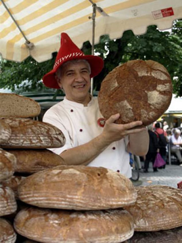Bäcker hält Brot in der Hand