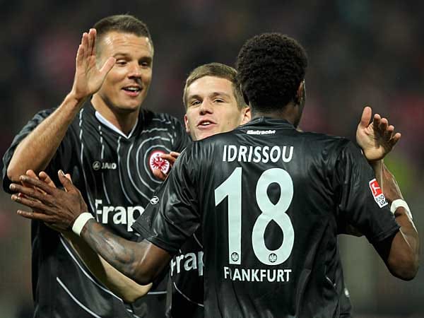 Frankfurts Torschütze Idrissou (re.) lässt sich von seinen Teamkollegen feiern.