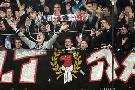 Eigentlich dürften sie nicht da sein: Frankfurter Fans in Berlin.