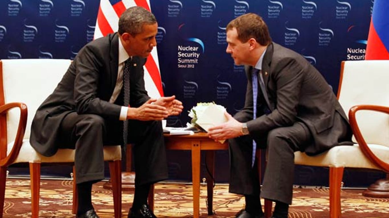 Barack Obama und Dmitri Medwedew beim vermeintlich vertraulichen Gespräch auf dem Atomgipfel