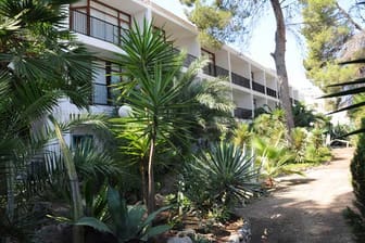 In der traumhaften Bucht von San Antonio liegt das beliebte Hotel Osiris**+ auf Ibiza.