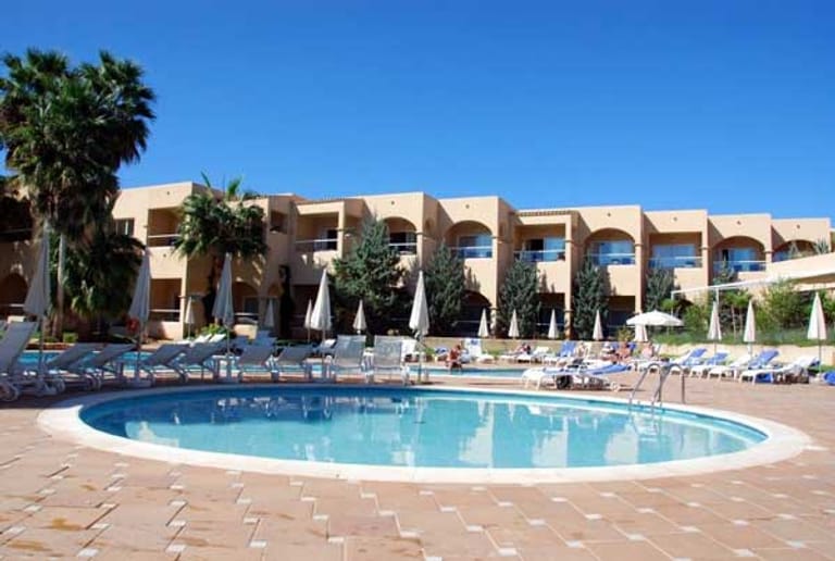 Hier zeigt sich Ibiza von seiner ruhigen Seite: Direkt an einer Klippe gelegen, ist das Hotel Grupotel Santa Eulalia**** eine Oase der Ruhe und Erholung.